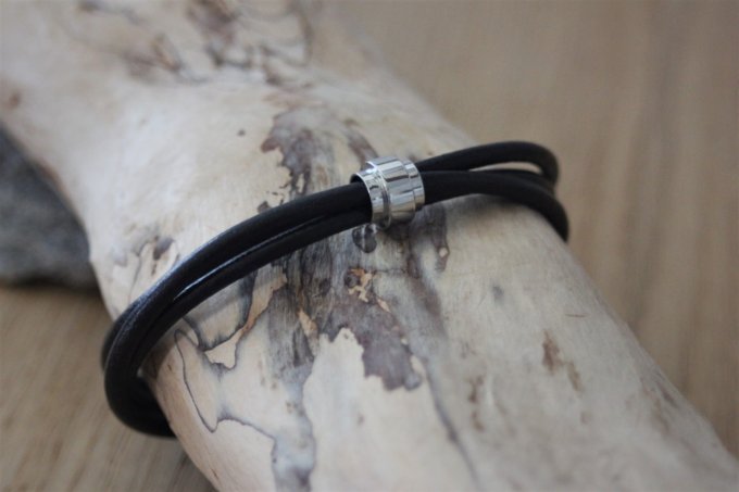 Bracelet cuir noir et perle tube acier inoxydable