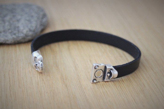 Bracelet cuir style biker fermoir tête de mort