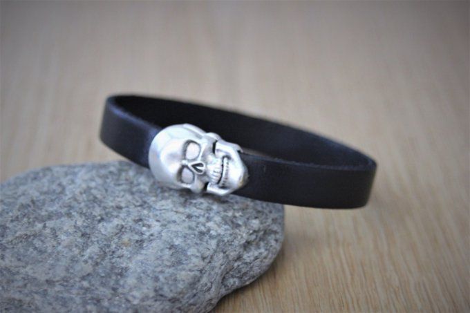 Bracelet cuir style biker fermoir tête de mort