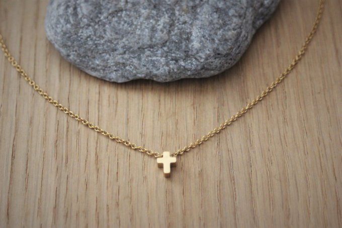 Ensemble 2 colliers acier inoxydable doré petite croix et perles de couleur