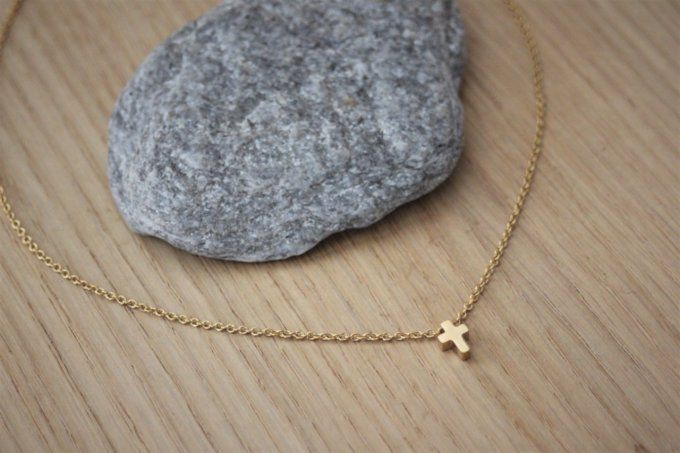 Collier acier inoxydable doré pendentif petite croix