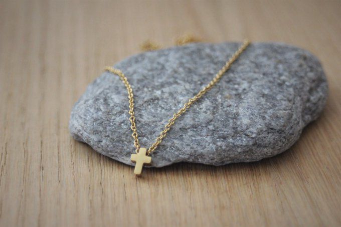 Collier acier inoxydable doré pendentif petite croix