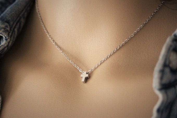 Collier acier inoxydable pendentif petite croix 