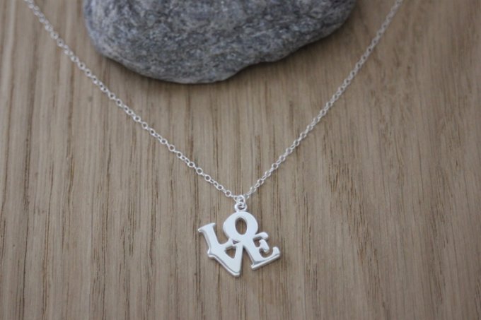 Collier argent ras de cou pendentif LOVE