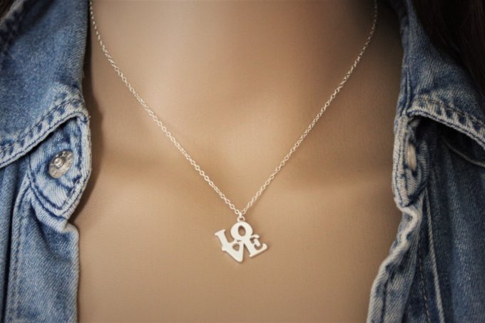 Collier argent ras de cou pendentif LOVE