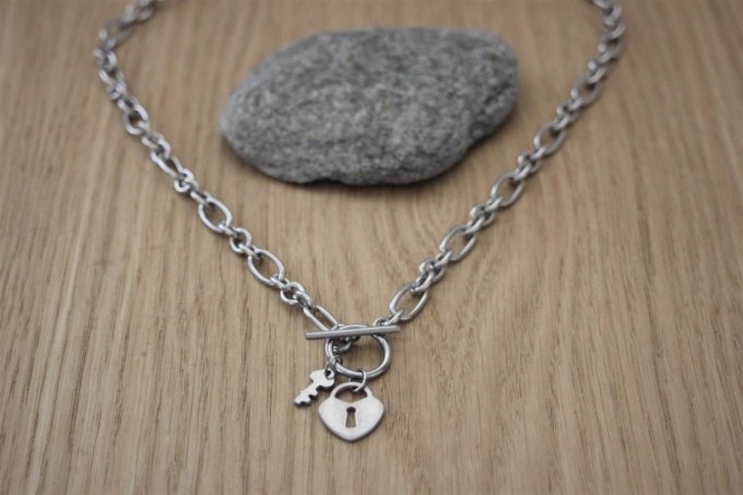 Collier en acier inoxydable gros maillons avec breloque cadenas coeur