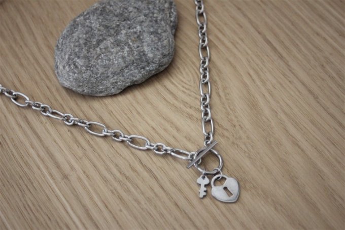 Collier en acier inoxydable gros maillons avec breloque cadenas coeur