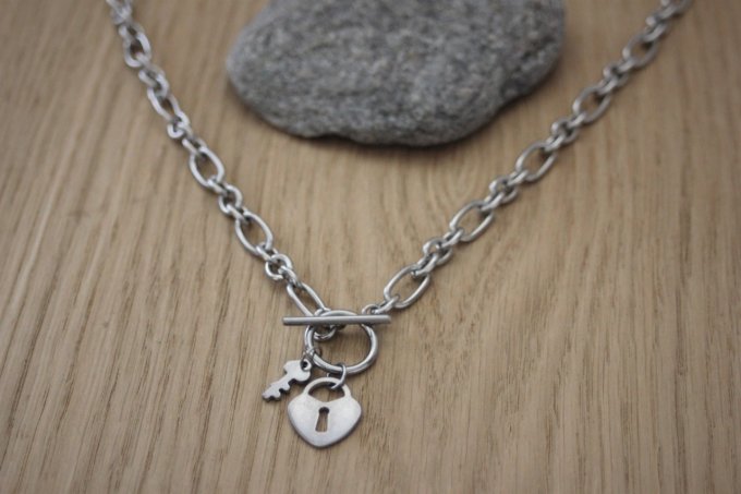 Collier en acier inoxydable gros maillons avec breloque cadenas coeur