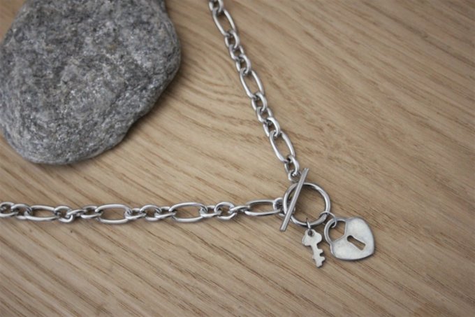 Collier en acier inoxydable gros maillons avec breloque cadenas coeur