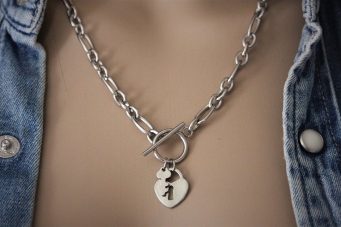 Collier en acier inoxydable gros maillons avec breloque cadenas coeur