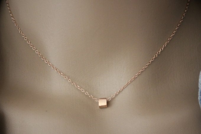 Collier or rose pendentif perle cube