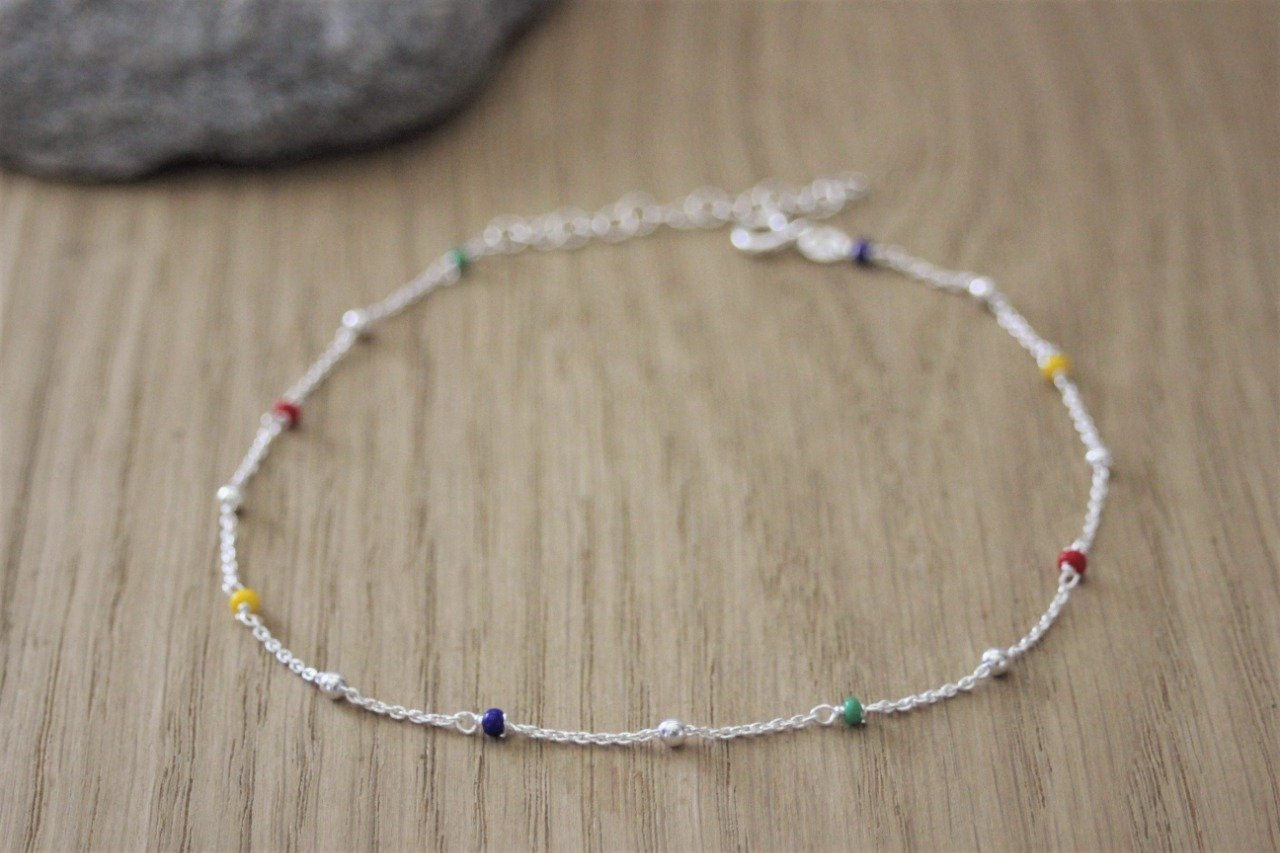 Bracelet de cheville en chaine argenté et perles blanc : Folk