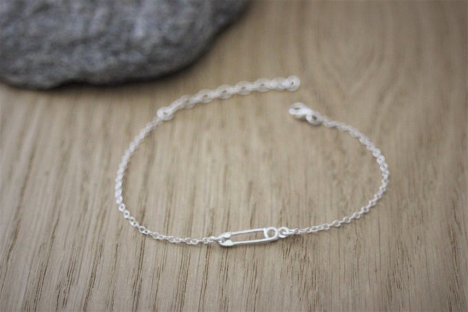 Bracelet en argent massif avec petite épingle à nourrice