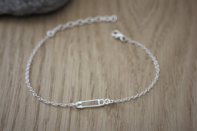 Bracelet en argent massif avec petite épingle à nourrice