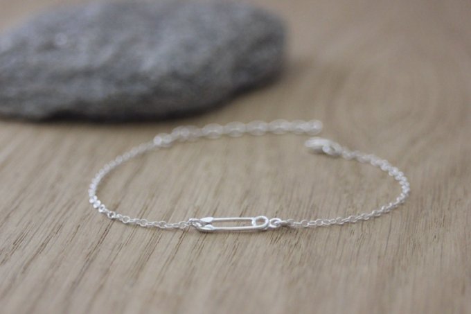 Bracelet en argent massif avec petite épingle à nourrice