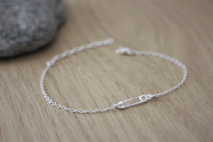 Bracelet en argent massif avec petite épingle à nourrice