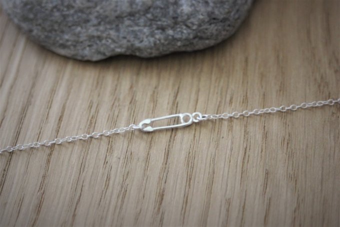 Bracelet en argent massif avec petite épingle à nourrice