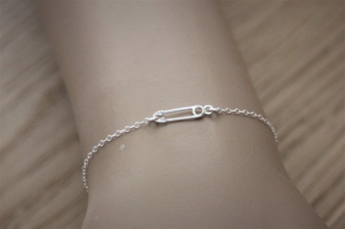 Bracelet en argent massif avec petite épingle à nourrice