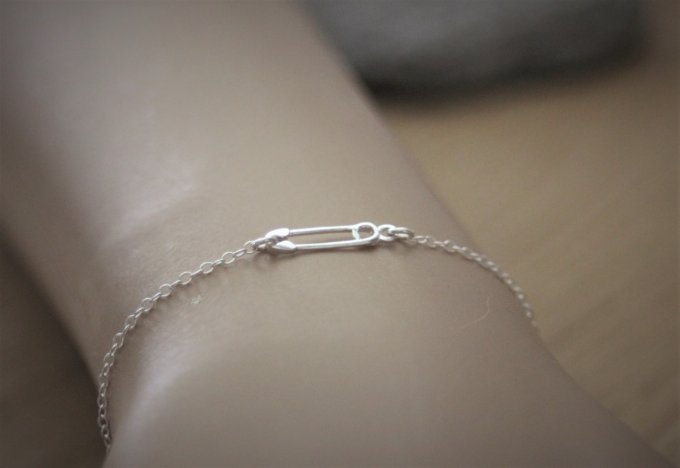 Bracelet en argent massif avec petite épingle à nourrice