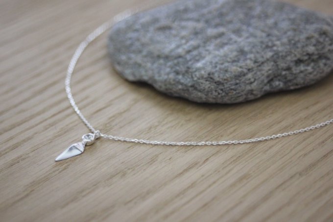 Collier argent massif pendentif pointe avec zircon