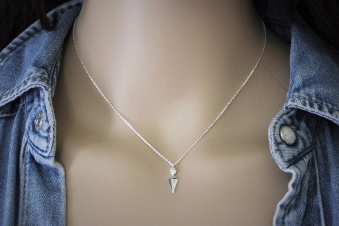 Collier argent massif pendentif pointe avec zircon