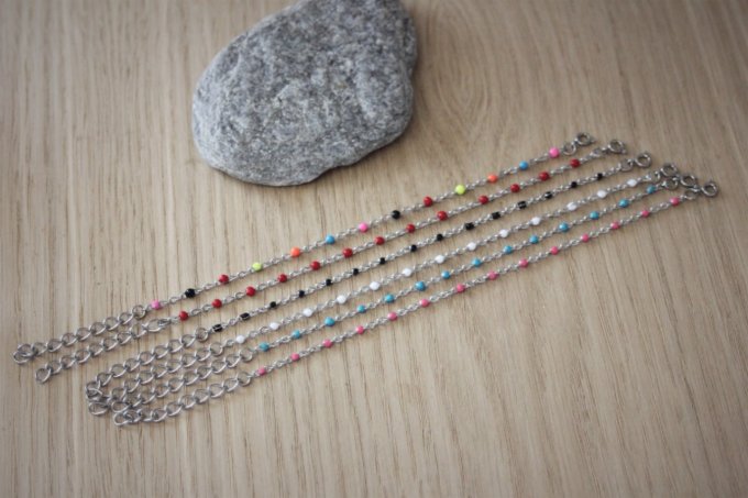 Bracelet acier inoxydable petites perles de couleur en résine