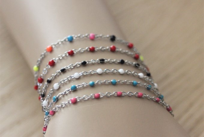 Bracelet acier inoxydable petites perles de couleur en résine