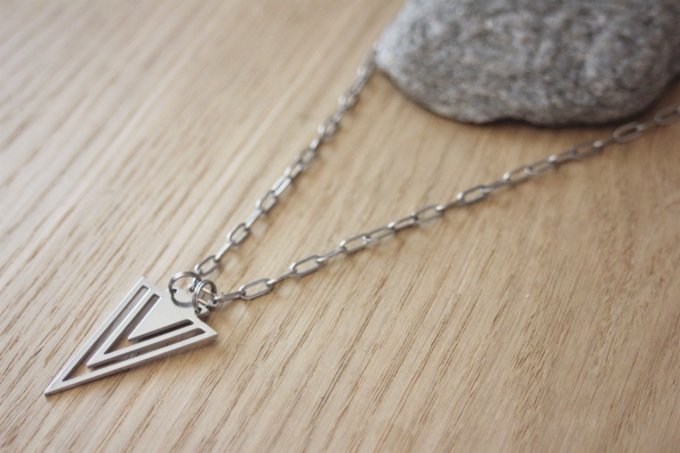 Sautoir ou Collier 2 rangs en acier inoxydable pendentif triangle