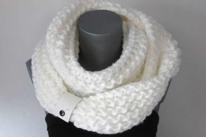 Snood laine blanche oversize et lacet cuir blanc 