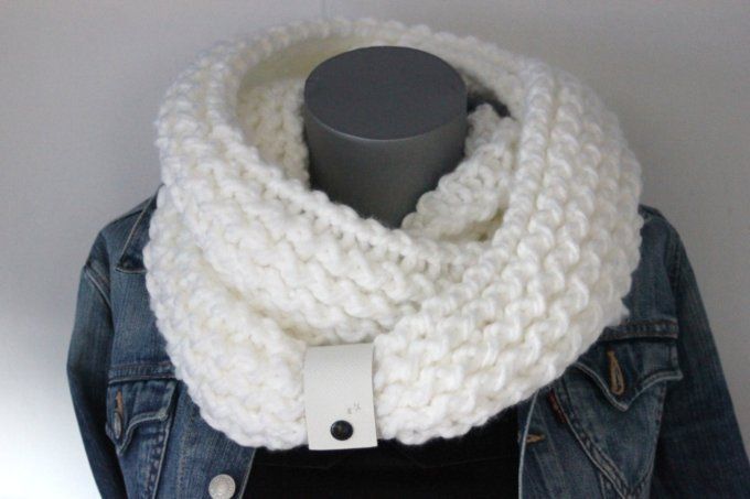 Snood laine blanche oversize et lacet cuir blanc 