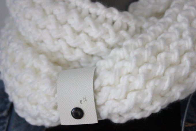 Snood laine blanche oversize et lacet cuir blanc 