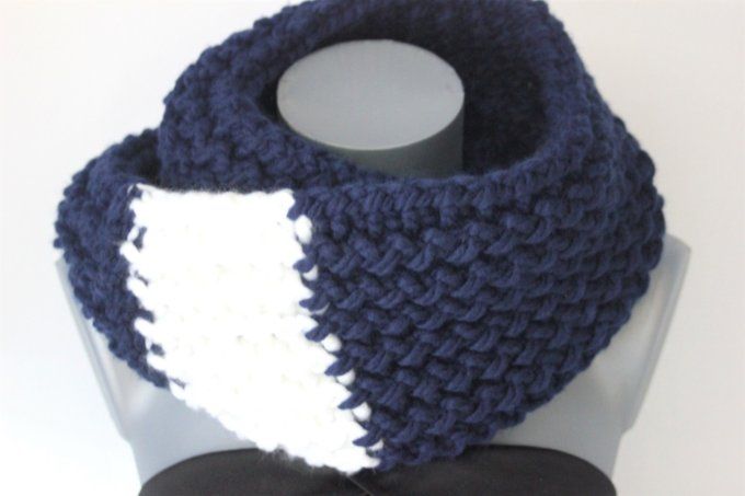 Echarpe snood en laine bleu marine et laine blanche oversize 