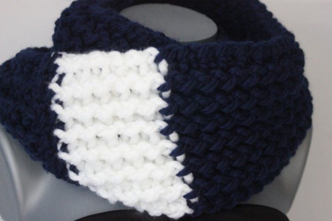 Echarpe snood en laine bleu marine et laine blanche oversize 