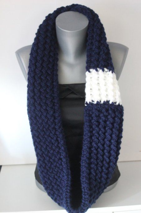 Echarpe snood en laine bleu marine et laine blanche oversize 