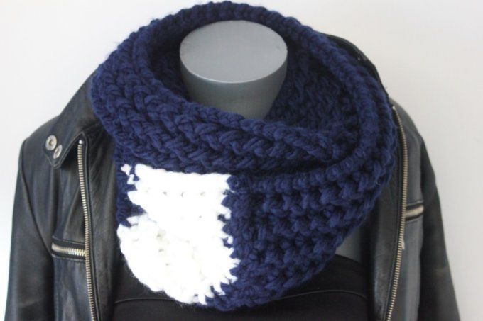 Echarpe snood en laine bleu marine et laine blanche oversize 