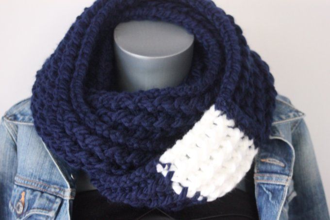 Echarpe snood en laine bleu marine et laine blanche oversize 