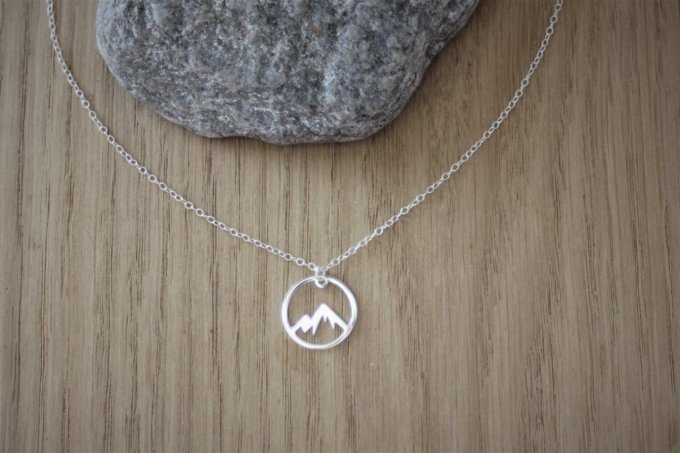 Collier argent massif pendentif montagne enneigée