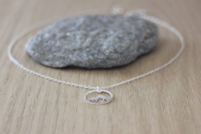 Collier argent massif pendentif montagne enneigée