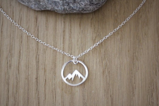 Collier argent massif pendentif montagne enneigée