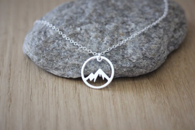 Collier argent massif pendentif montagne enneigée