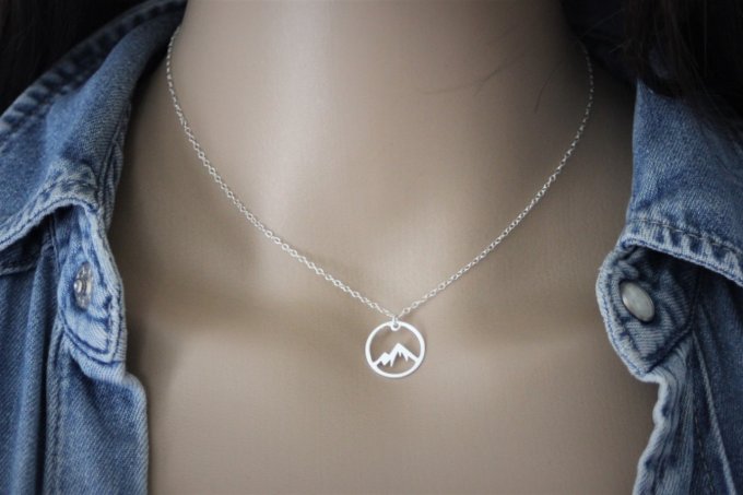 Collier argent massif pendentif montagne enneigée