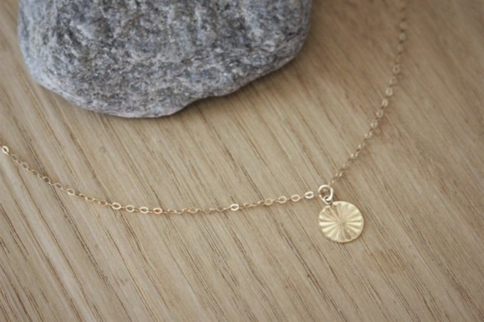 Collier en or Gold Filled pendentif médaille ciselée