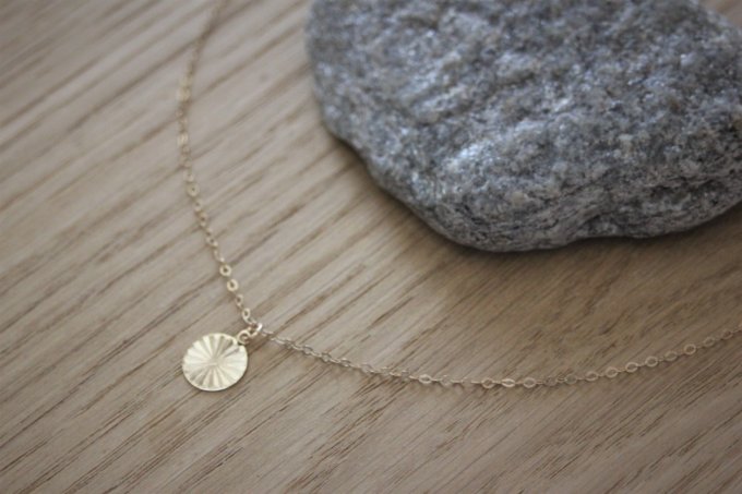 Collier en or Gold Filled pendentif médaille ciselée