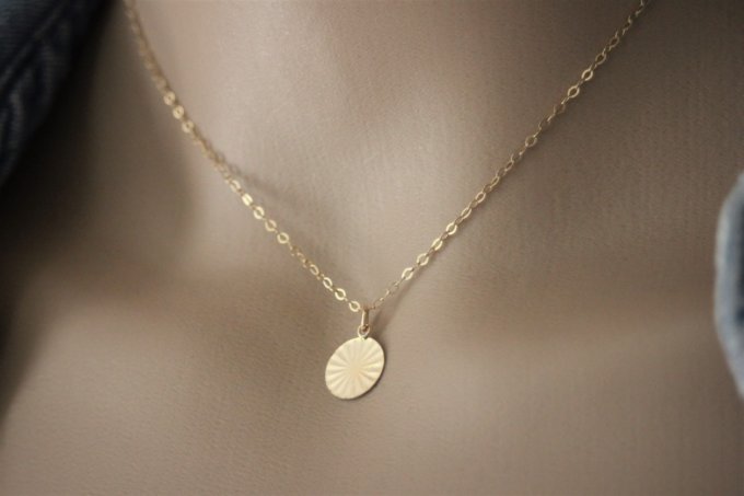 Collier en or Gold Filled pendentif médaille ciselée