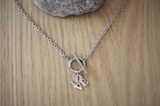 Collier en acier inoxydable fermoir T pendentif LOVE