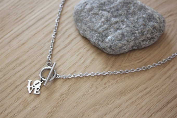 Collier en acier inoxydable fermoir T pendentif LOVE