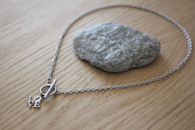 Collier en acier inoxydable fermoir T pendentif LOVE