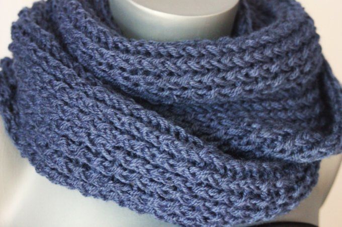 Snood - écharpe en laine de couleur bleu encre