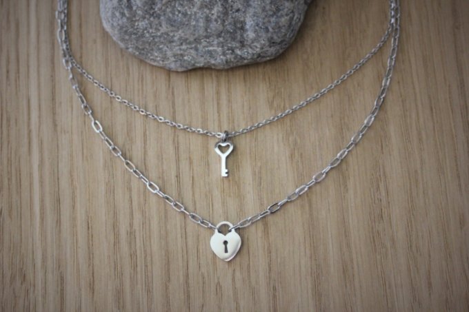 Collier acier inoxydable multi-rangs avec breloque cadenas coeur et clé