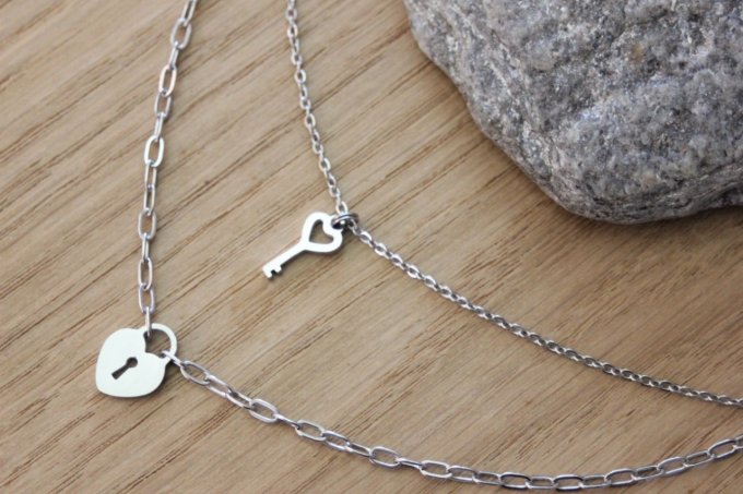 Collier acier inoxydable multi-rangs avec breloque cadenas coeur et clé